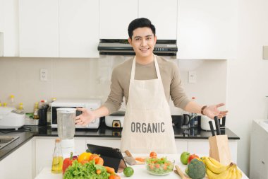 Yakışıklı Vietnamlı kitch salata hazırlama evde pişirme