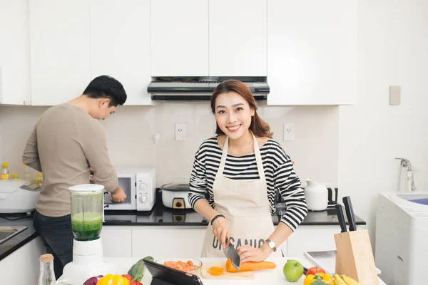 Aziatische paar, man en vrouw, voedsel samen koken in de keuken — Stockfoto