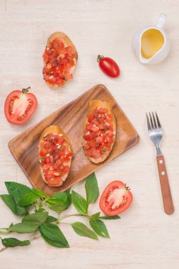 Lezzetli İtalyan bruschetta ekmek domates ve bitki ile tepesinde ile