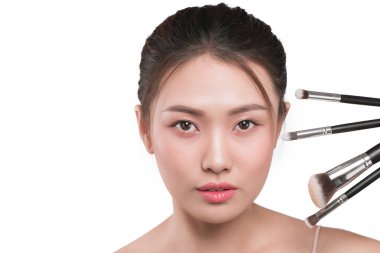 Makyaj fırçaları tutan kadın