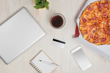 Yiyecek sipariş pizza online Internet kavramı masa üzerinde