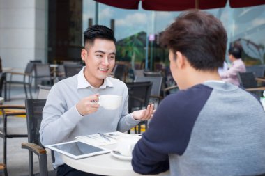 Kafede oturan iki iş adamları 