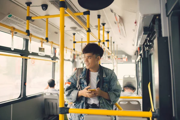 Человек, стоящий в автобусе — стоковое фото