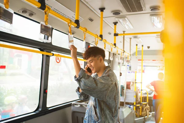 Hombre de pie en autobús — Foto de Stock