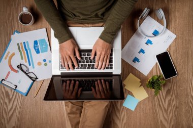 Erkek el laptop kullanma