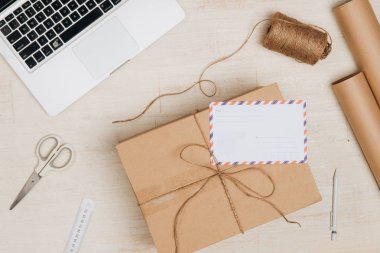 Postanedeki iş yerinde karton kutular