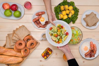 insanlar yemek yiyorsunuz