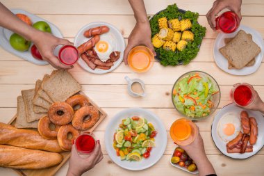 insanlar yemek yiyorsunuz