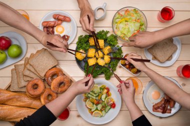 insanlar yemek yiyorsunuz