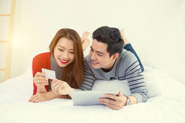 Casal usando tablet digital — Fotografia de Stock