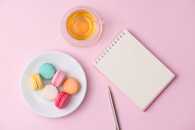 defter, macarons, çay