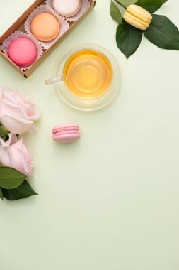 Kutusunda renkli macaroons