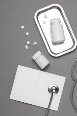 Doktor Danışma tablo stetoskop ve tıbbi öğelerle Üstten Görünüm