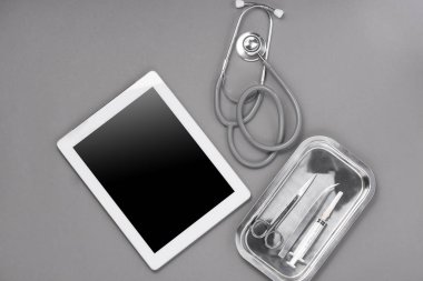 Doktor Danışma tablo stetoskop ve tıbbi öğelerle Üstten Görünüm