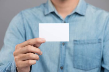 Beyaz iş kartı tutan bir adamın Resim kırpılmış