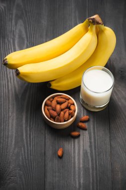 badem ve süt ile muz 