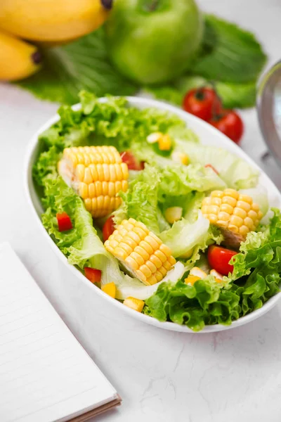 Frisse salade-, laptop- en klok — Stockfoto