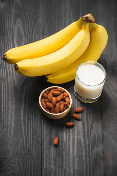 badem ve süt ile muz 