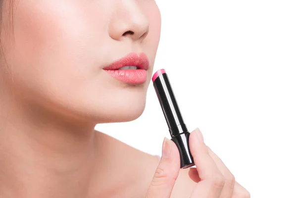 Mujer aplicando lápiz labial rosa — Foto de Stock