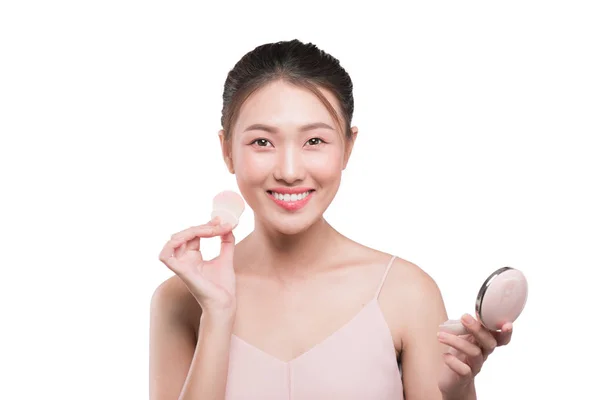 Mulher aplicando blusher cosmético — Fotografia de Stock
