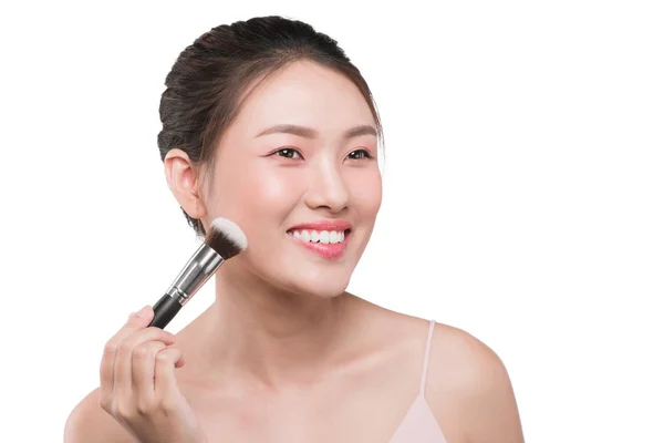 Mujer sosteniendo maquillaje cepillo —  Fotos de Stock