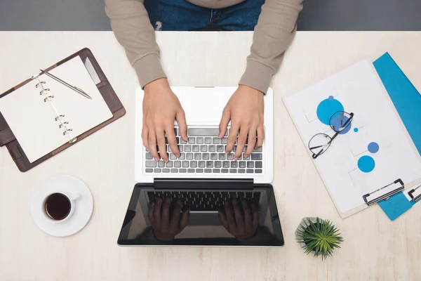 Affärsman arbetar på kontor skrivbord och använda laptop, ovanifrån. — Stockfoto