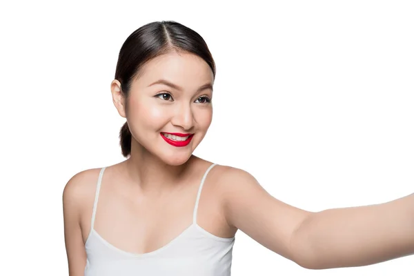 Mooie Aziatische vrouw met retro make-up met rode lippen nemen sel — Stockfoto