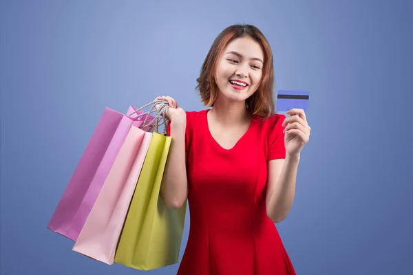 Weihnachtsmann asiatische Frau mit Einkaufstaschen und Kreditkarte gegen — Stockfoto