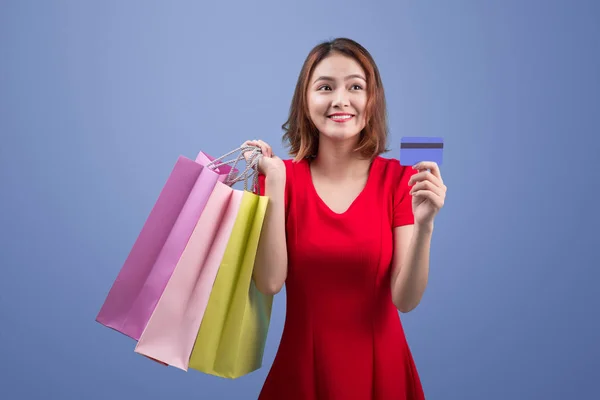 Weihnachtsmann asiatische Frau mit Einkaufstaschen und Kreditkarte gegen — Stockfoto