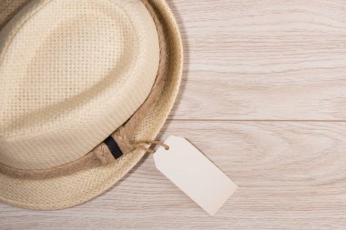 Aksesuar fiyat etiketi. Dikdörtgen etiket bir şapka için bağlı olduğu