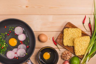 Anlık yemek pişirmek için erişte ve yumurta ve ve ile yemek yemek