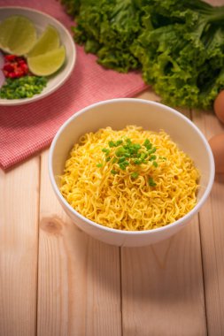 Şehriye kase sebze ahşap arka plan üzerinde