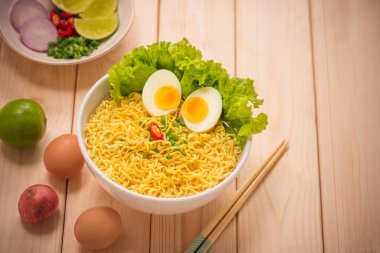 Şehriye kase sebze ve ahşap üzerine haşlanmış yumurta 