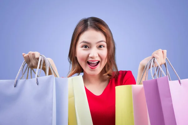 Güzel genç Asyalı kadın ile renkli alışveriş torbaları üzerinde viol — Stok fotoğraf