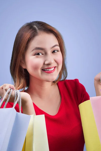 Frau mit farbigen Einkaufstaschen — Stockfoto