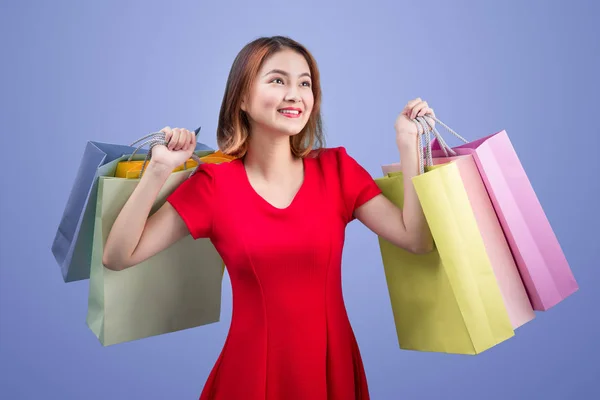 Женщина с цветными сумками для покупок — стоковое фото
