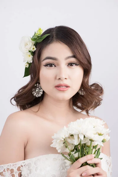 Hermosa mujer asiática novia sobre fondo gris. Retrato de primer plano — Foto de Stock