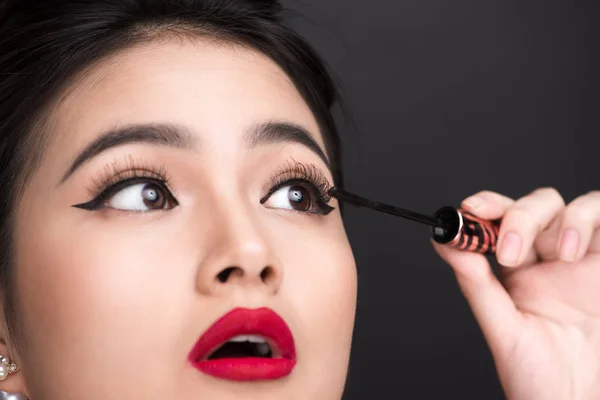 Make-up and cosmetics concept. Asian woman doing her makeup eyel — Stock Photo, Image