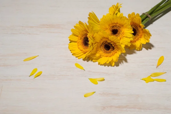 Tarjeta de felicitación con flores amarillas sobre fondo de madera. Parte superior vi —  Fotos de Stock