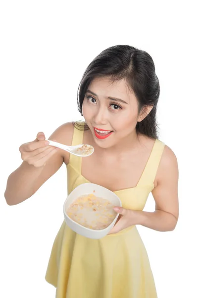 Ασιατικές γυναίκα τρώει μπολ δημητριακά ή μούσλι πρωινό — Φωτογραφία Αρχείου