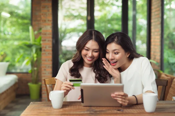 Dos mujer asiática utilizando el ordenador portátil para ir de compras en línea con coche de crédito —  Fotos de Stock
