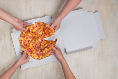 Mutlu insanlar yemek coworking, yemek masa etrafında oturmuş 