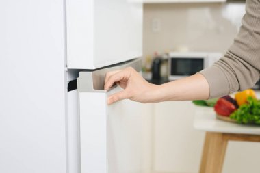 Erkek el beyaz buzdolabı kapı açma