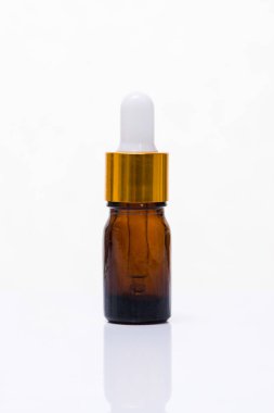 Kozmetik, nemlendirici, Serum şişesi üzerinde beyaz izole. 