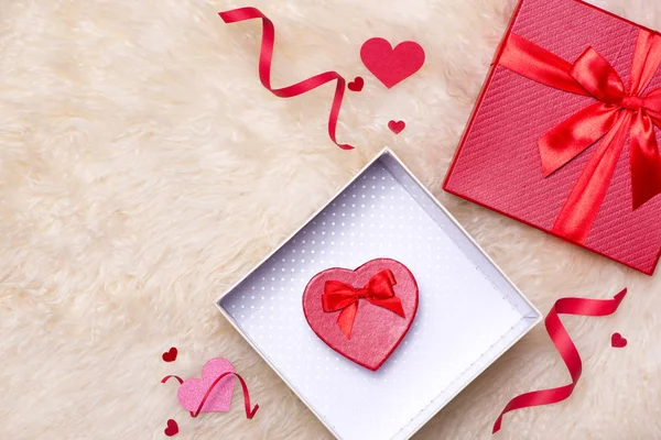 Concepto de amor. Vista superior de cajas de regalo rojas con lazo . — Foto de Stock