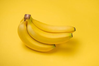 Bir banch muz Sarı zemin üzerine.