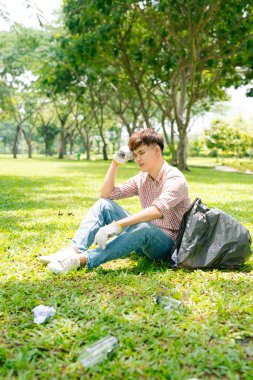  Kaybedecek crouching adam