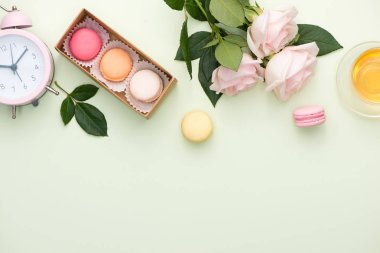 Fransızca macaroons. Çok tatlı macarons kutusunda bou ile kullanılan renkler