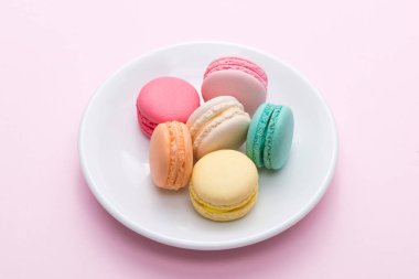 Pastel renkli pasta macaron veya plaka üzerinde acıbadem kurabiyesi.