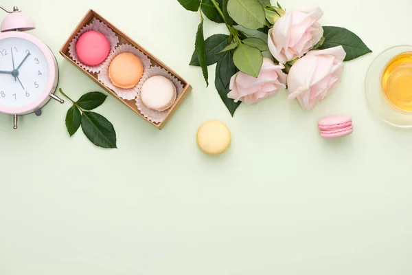 Macaroons franceses. Muitos macarons doces variegados na caixa com bou — Fotografia de Stock